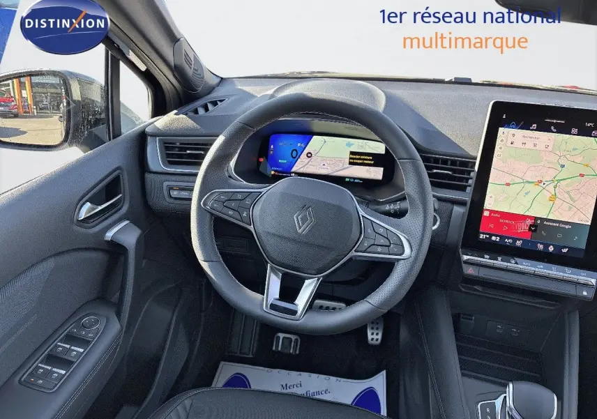 Vue intérieure du poste de conduite de la Renault Symbioz 2025, volant cuir noir et écran tactile central avec navigation.
