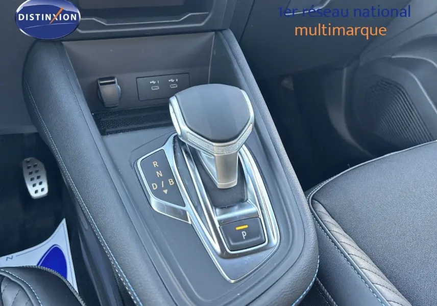 Le levier de vitesses automatique de la Renault SYMBIOZ noir étoile métal, vue rapprochée de la console centrale.