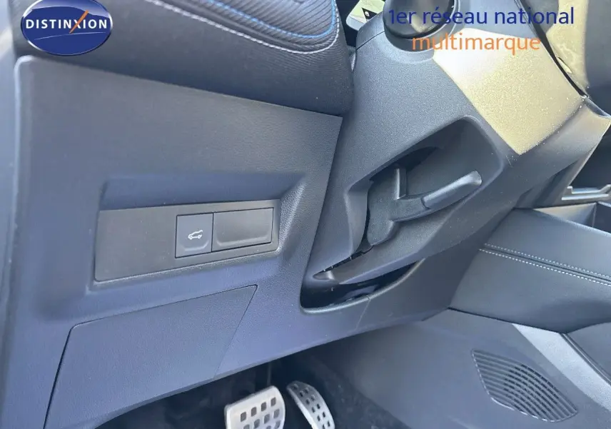 Détail côté gauche sous le volant montrant les commandes et pédales du Renault Symbioz noir étoile métal 2025 hybride.