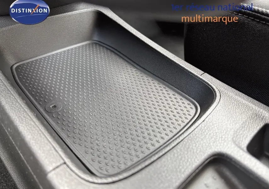 Gros plan sur le compartiment de rangement central noir avec surface antidérapante dans la Renault Symbioz 2025.