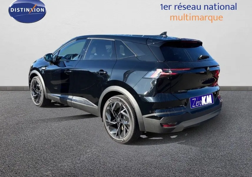 Renault Symbioz noir étoile métal en 3/4 arrière droit, avec jantes noires et feux arrière LED distinctifs.