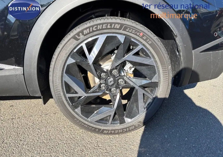 Gros plan sur la roue avant droite noire étoile métal du Renault Symbioz 2025 avec jante au design géométrique distinctif.