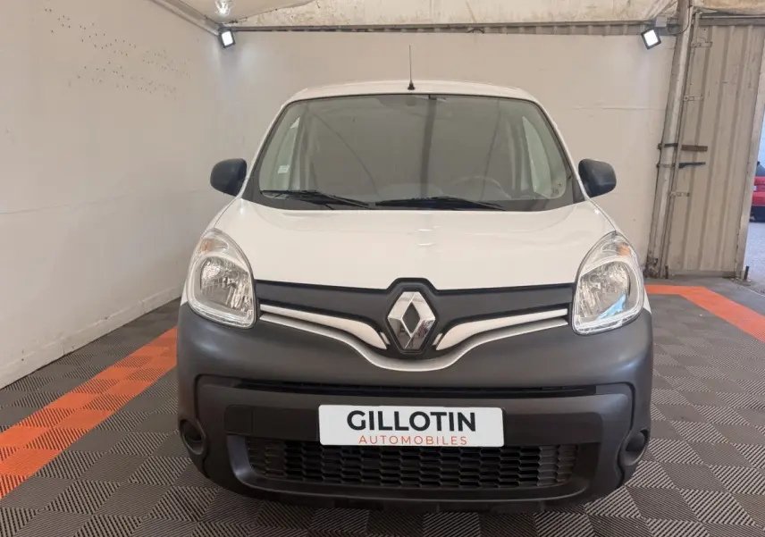 Vue avant d'un Renault Kangoo blanc avec pare-chocs noir mat et logo Renault bien visible au centre.