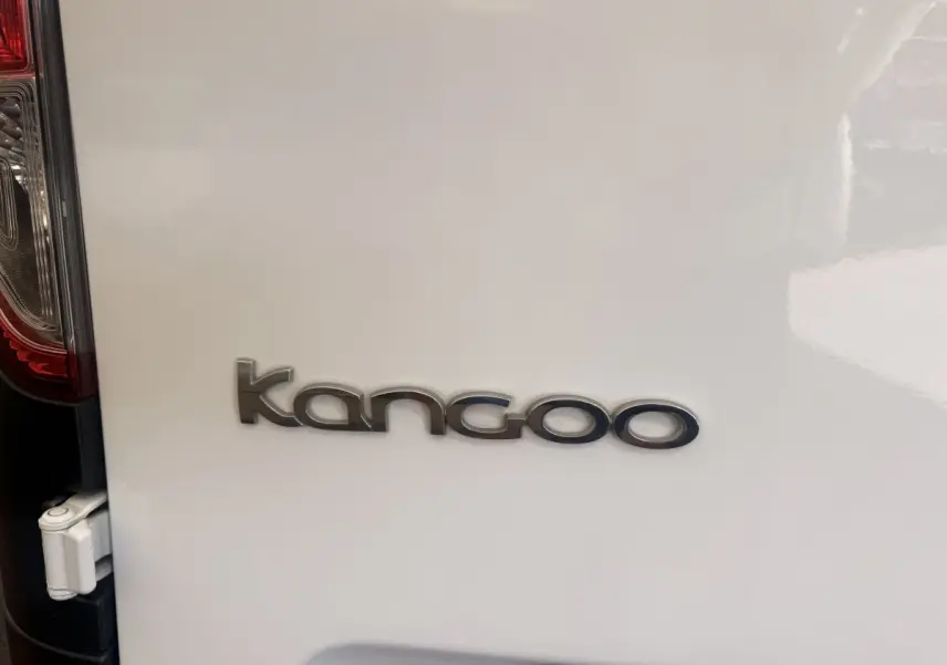 Gros plan sur l'arrière blanc d'un Renault Kangoo avec le logo "kangoo" en lettres chromées.
