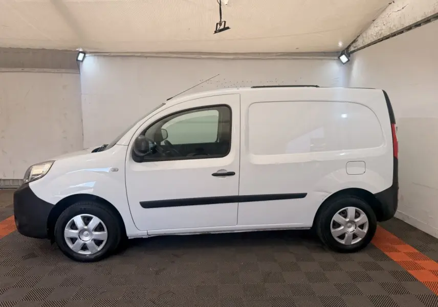 Vue latérale droite d’un Renault Kangoo blanc utilitaire avec protections noires et jantes acier en intérieur.