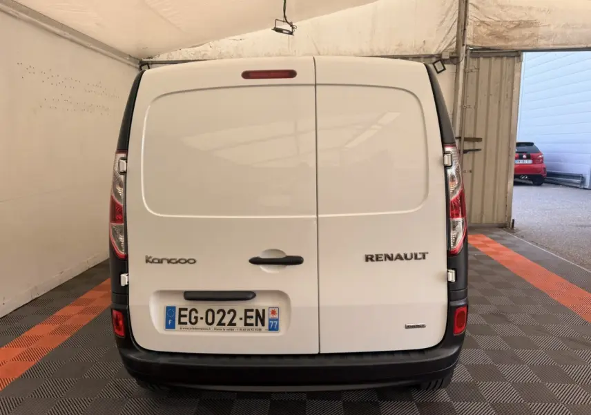 Vue arrière d'un Renault Kangoo blanc version Confort Energy dCi 75, portes battantes fermées en intérieur.