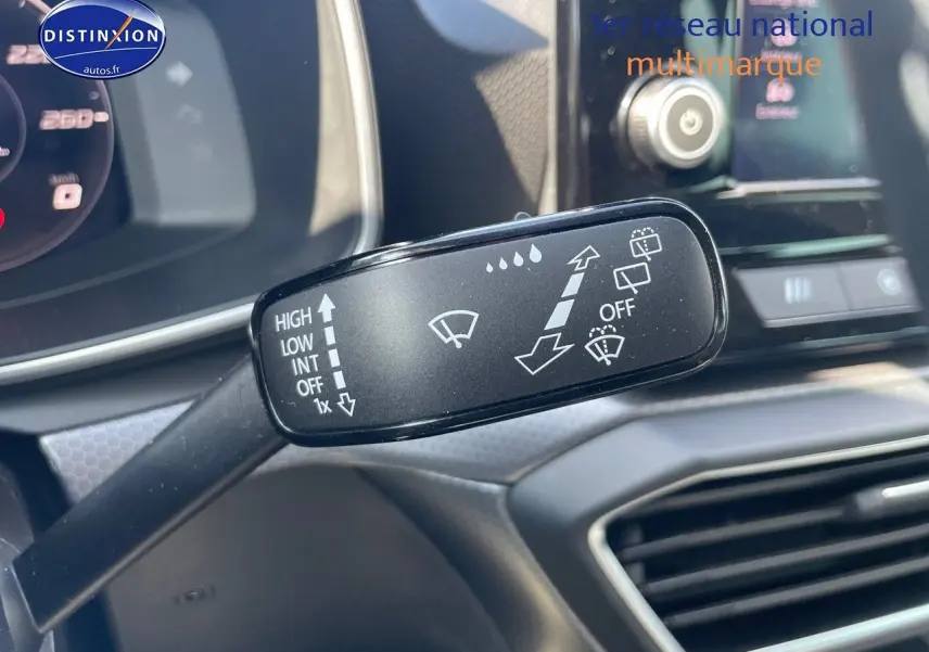 Gros plan sur la manette d'essuie-glace dans l'habitacle d'une SEAT LEON gris magnétique 2024.
