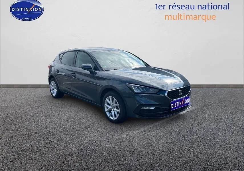 SEAT Leon IV gris magnétique métal vue 3/4 avant droit, mettant en valeur ses lignes modernes et ses jantes argentées.