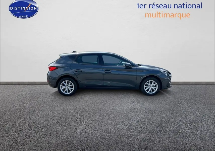 Profil côté gauche d'une SEAT LEON IV gris magnétique métal 2024, compacte et élégante avec jantes alliage argentées.