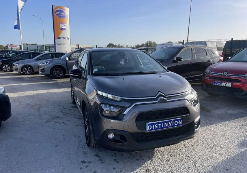 Citroën C3 1.2 Shine gris foncé vue 3/4 avant avec toit bi-ton noir sur parking extérieur.