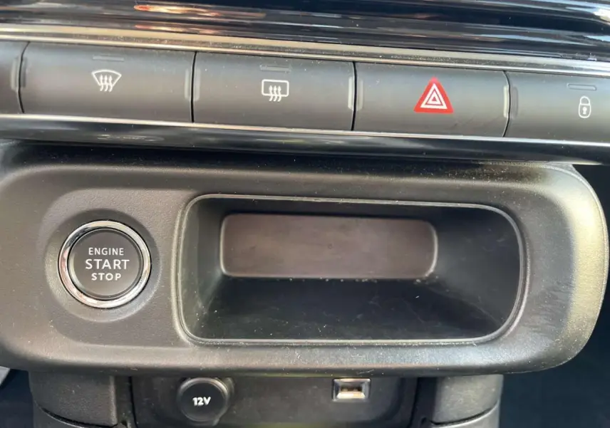 Bouton démarrage moteur et rangements centraux du tableau de bord d'une Citroën C3 1.2 Shine 2021.