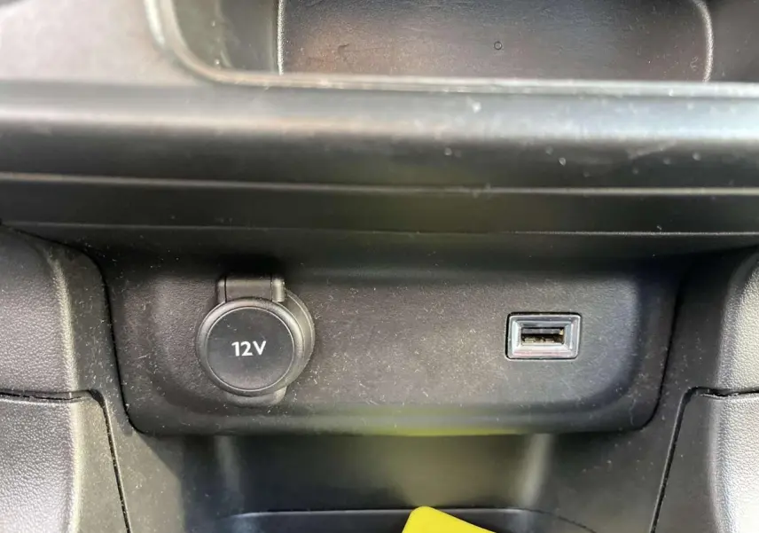 Prise 12V et port USB en gros plan dans l'habitacle de la Citroën C3 1.2 Shine gris foncé 2021.