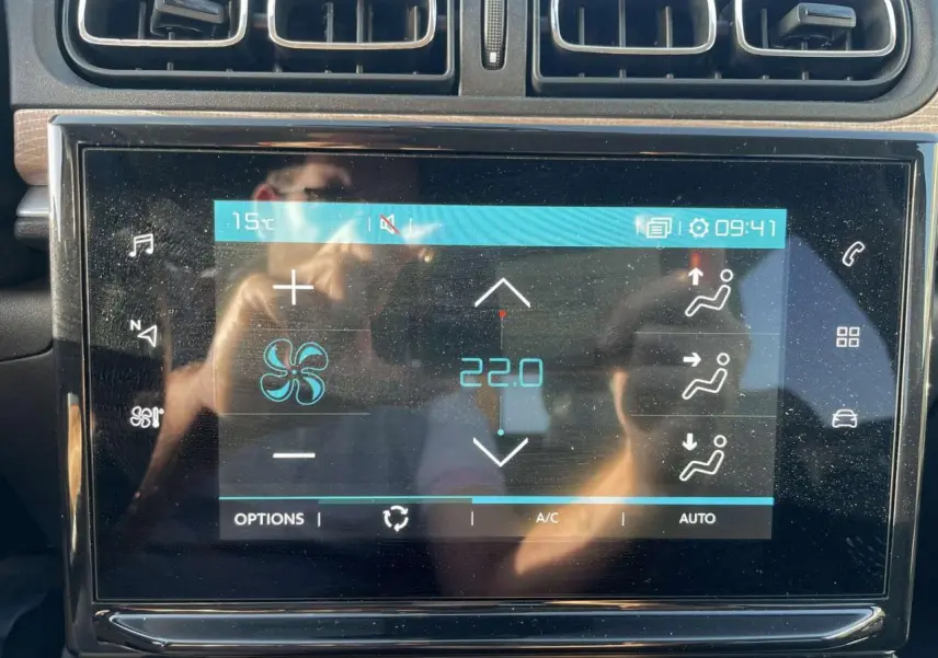 Écran tactile central de la Citroën C3 2021 montrant la climatisation automatique à 22°C, avec aérateurs supérieurs.