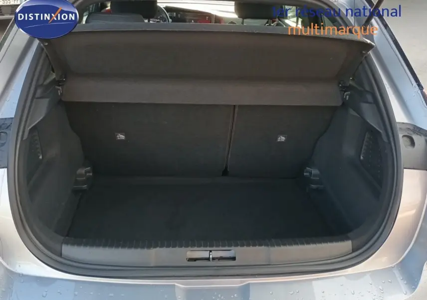 Coffre ouvert d'un Opel Mokka GS Line gris quartz 2022, vue arrière montrant l'espace de chargement vide.