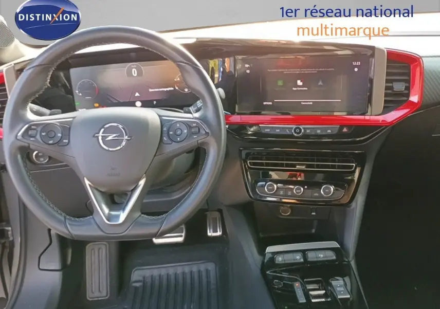 Tableau de bord et volant de l'Opel Mokka GS Line 2022 avec écran tactile et bande décorative rouge brillante.