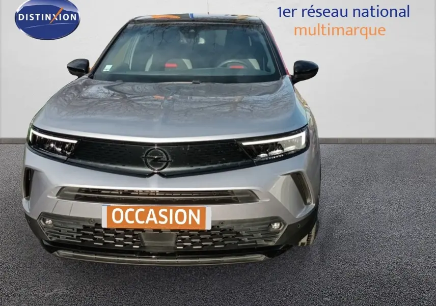 Vue frontale d'un Opel Mokka GS Line 2022 gris quartz avec calandre noire et phares LED fins.