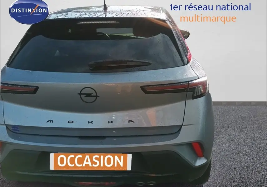 Vue arrière d'un Opel Mokka GS Line gris quartz 2022 avec feux LED étirés et double sortie d'échappement.
