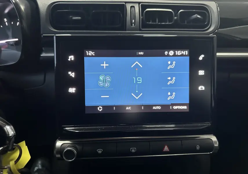 Écran tactile central de la Citroën C3 blanc de 2018 affichant la climatisation à 19°C dans l’habitacle noir.