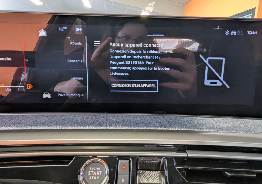 Vue rapprochée de l'écran tactile central et du bouton start/stop du Peugeot 3008 blanc Okenite, intérieur moderne.