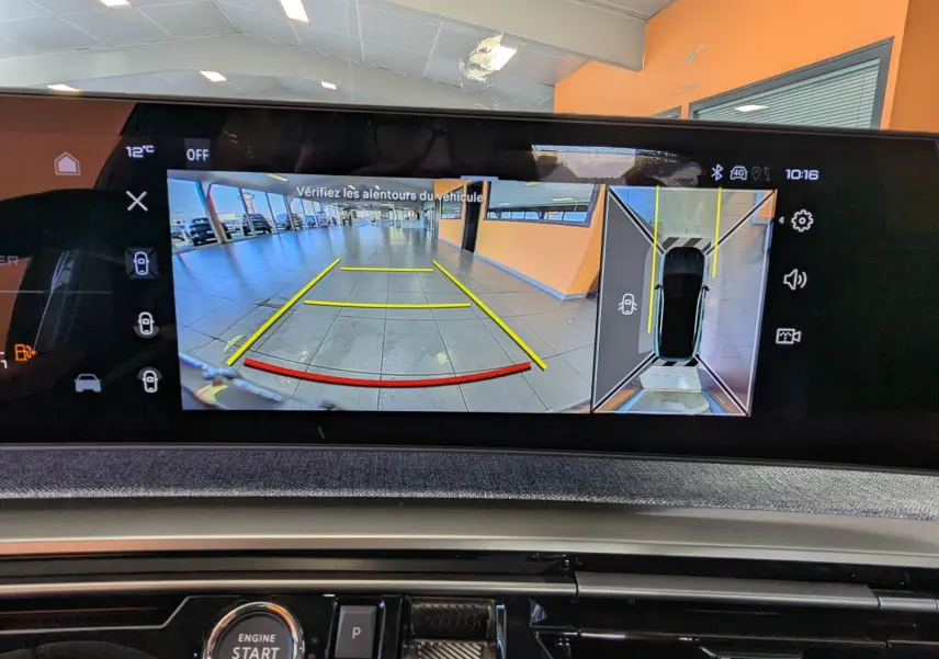 Écran intérieur du Peugeot 3008 blanc montrant la caméra de recul et la vue à 360° en stationnement.