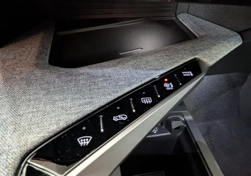 Détail de la console centrale avec commandes tactiles de climatisation sur Peugeot 3008 blanc Okenite, intérieur gris.