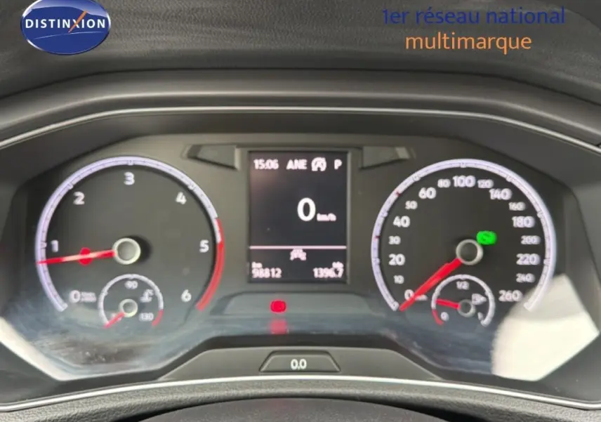 Vue rapprochée du tableau de bord numérique du Volkswagen T-Roc noir, affichant la vitesse à 0 km/h et le compteur.