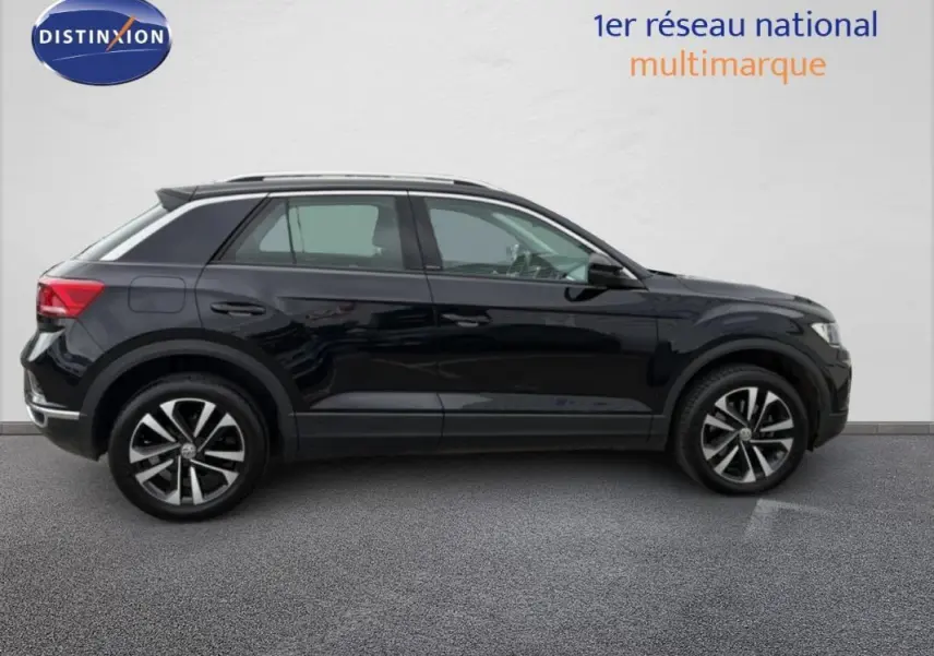 Vue de profil côté gauche d’un Volkswagen T-Roc noir 2020 avec jantes alliage 17 pouces et toit ouvrant.