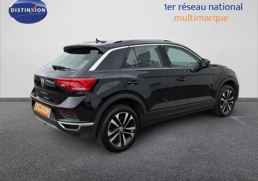 Volkswagen T-Roc noir vue 3/4 arrière droit, jantes alliage 17 pouces et feux arrière distinctifs visibles.