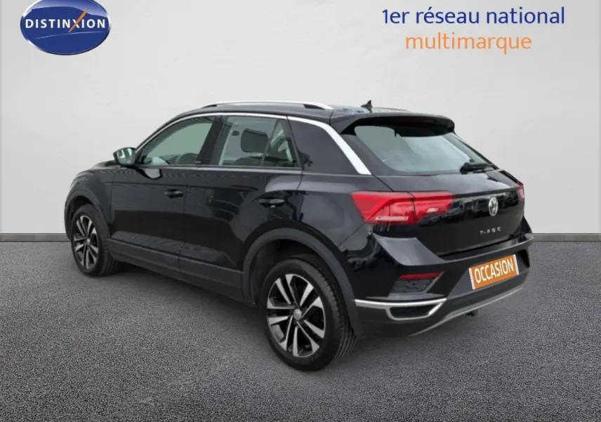 Vue 3/4 arrière droite d’un Volkswagen T-Roc noir 2020 avec jantes alliage 17 pouces et toit contrasté argent.