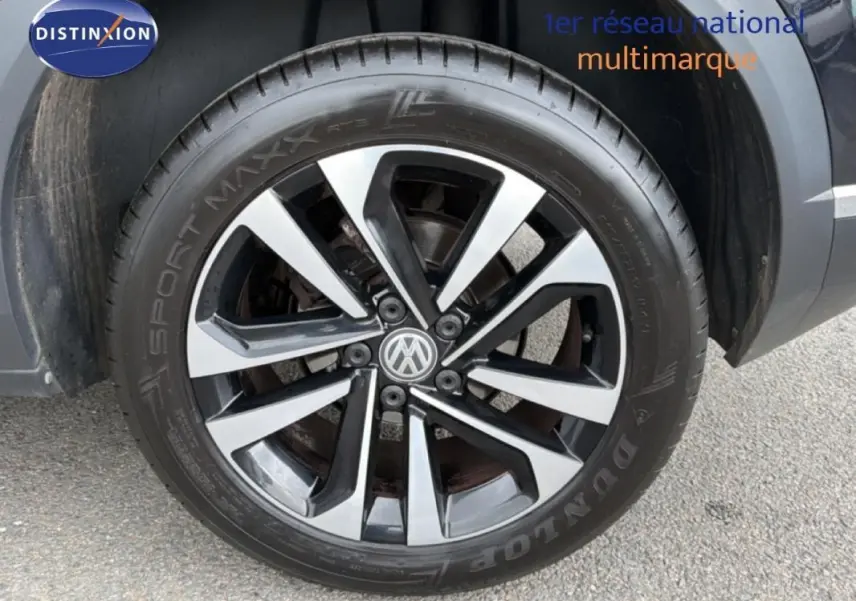 Gros plan sur la jante alliage 17 pouces noire et argent du Volkswagen T-Roc noir, côté arrière droit.