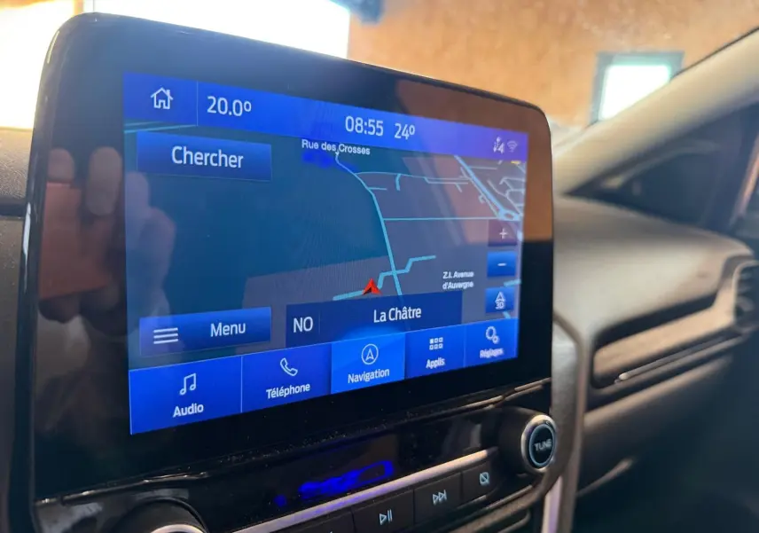 Écran tactile du système de navigation du Ford Puma 2021, affichant une carte avec options audio et téléphone.