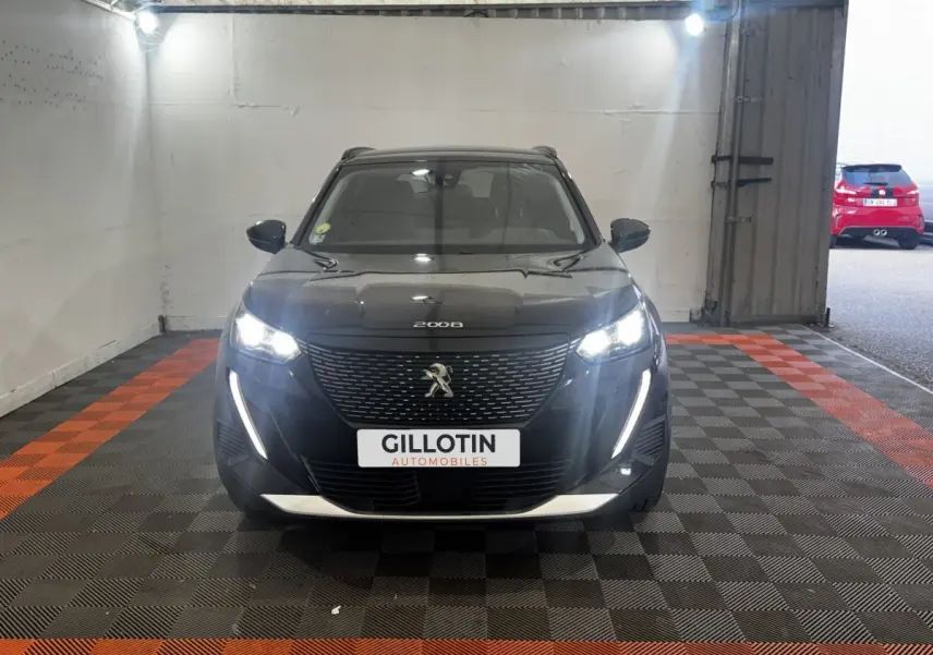 Vue avant d'un Peugeot 2008 noir avec feux LED allumés, calandre noire et plaque d'immatriculation GILLOTIN.