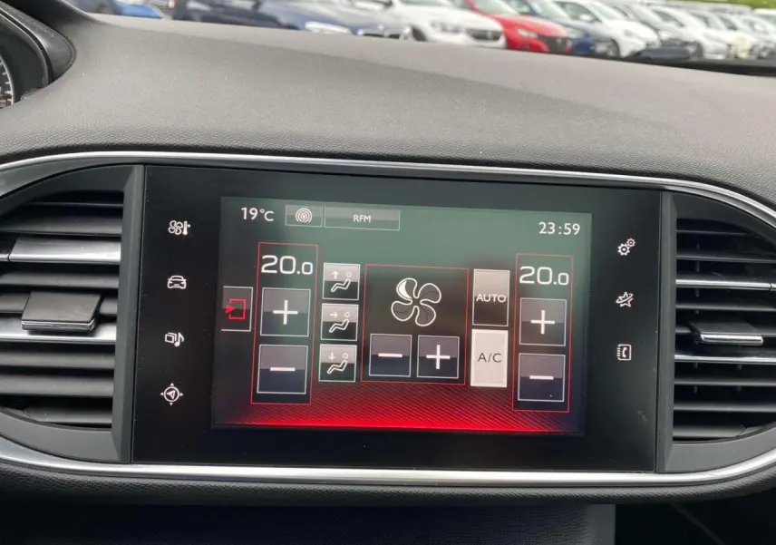 Écran tactile central de la Peugeot 308 SW bleu magnétique, affichant la climatisation automatique bi-zone à 20°C.