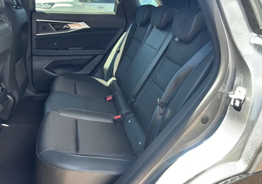 Vue côté droit de la banquette arrière en cuir noir avec surpiqûres bleues du Renault Austral E-Tech 200 Esprit Alpine 2025.