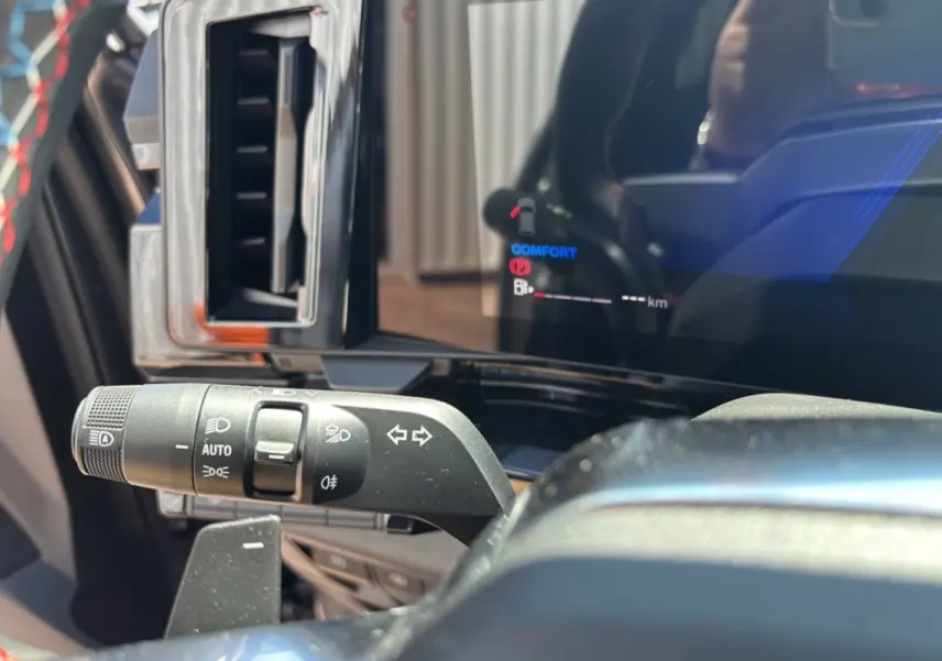 Gros plan sur la commande des feux et clignotants du Renault Austral E-Tech 200 Esprit Alpine 2025, intérieur noir.