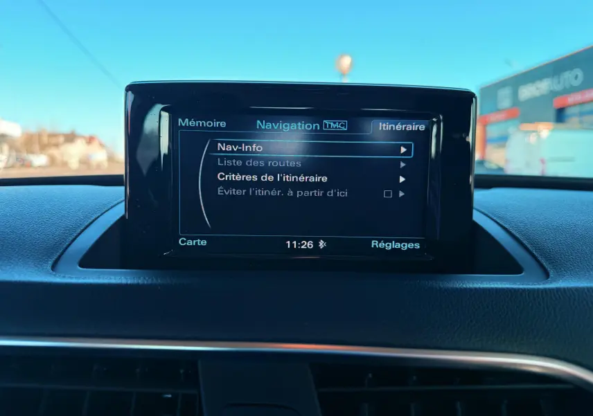 Écran de navigation central de l’Audi Q3 noir 2016 affichant le menu itinéraire, vue intérieure frontale.