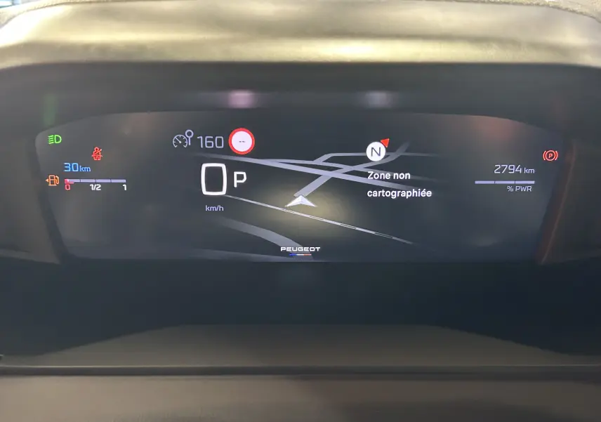 Affichage numérique du tableau de bord du Peugeot 2008 II Ph.2 Allure Hybrid, montrant la navigation et les indicateurs de conduite.
