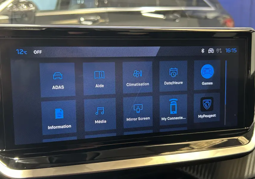 Écran tactile central du Peugeot 2008 II Ph.2 Allure Hybrid 145, affichant le menu principal avec icônes bleues.