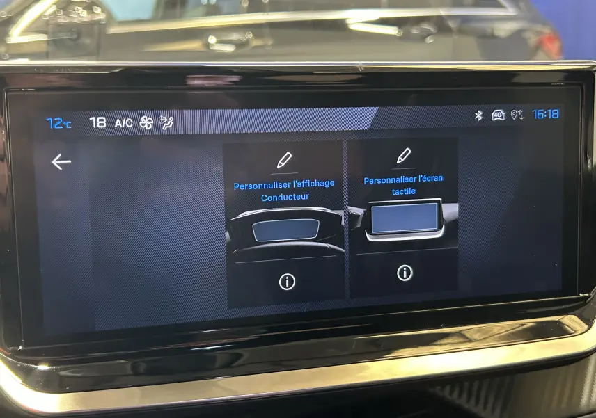 Écran tactile central du Peugeot 2008 bleu Obsession, affichant les options de personnalisation du tableau de bord et de l'écran.