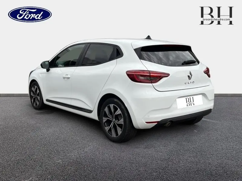 Vue 3/4 arrière droite d'une Renault Clio blanche Glacier 2022 avec jantes alliage et vitres teintées.