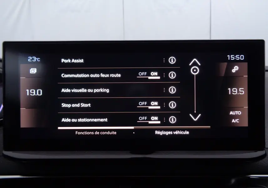 Écran tactile intérieur du Peugeot 5008 2023 affichant les réglages d'aide au stationnement et climatisation à 19°C.