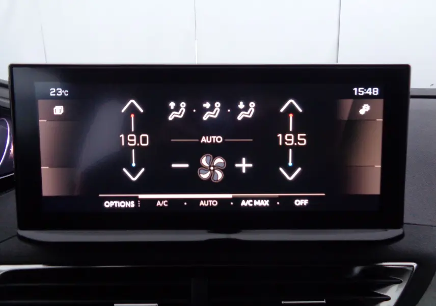 Écran tactile du système de climatisation automatique du Peugeot 5008 gris platinium, affichant 19°C côté gauche et 19,5°C côté droit.