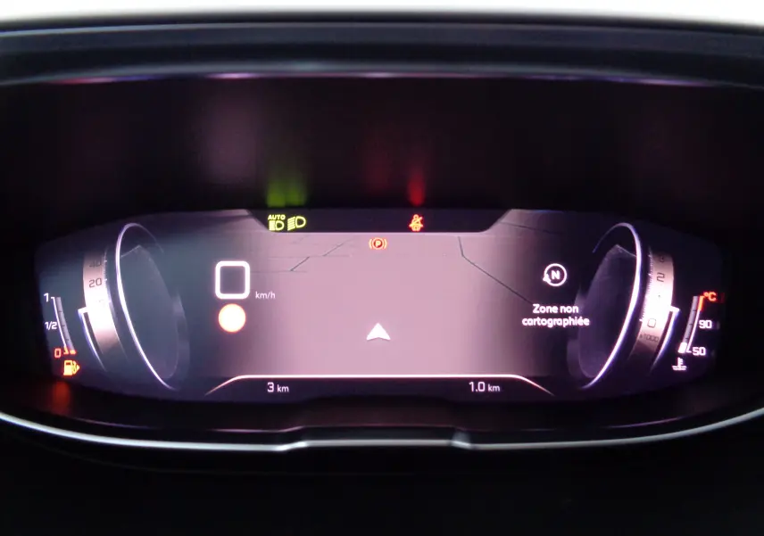 Tableau de bord numérique du Peugeot 5008 2023 affichant la vitesse à 0 km/h et une zone non cartographiée.