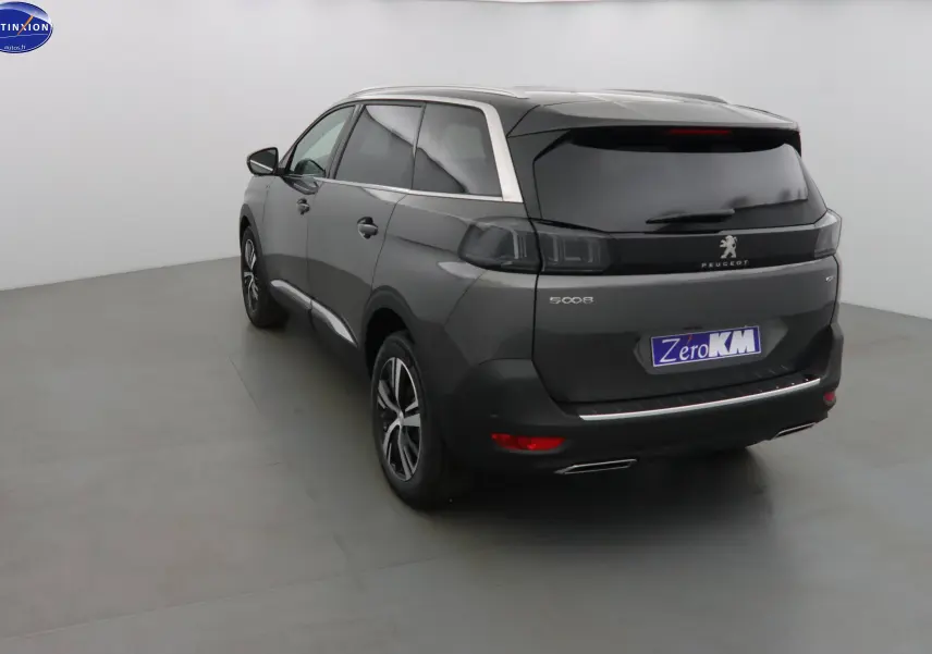 Peugeot 5008 gris platinium métal vue 3/4 arrière droit, feux arrière noirs et jantes alliage bicolores.