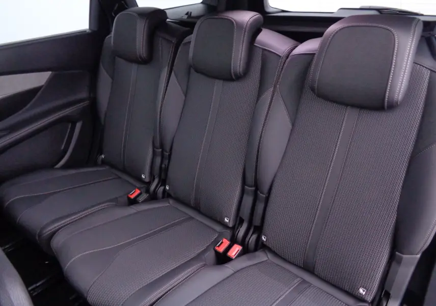 Vue rapprochée des sièges arrière noirs en cuir et tissu du Peugeot 5008 GT 2023, finition soignée et appuie-têtes intégrés.