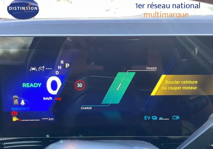 Tableau de bord numérique du Renault Espace blanc nacré 2025 affichant vitesse zéro et mode ECO en vue frontale.
