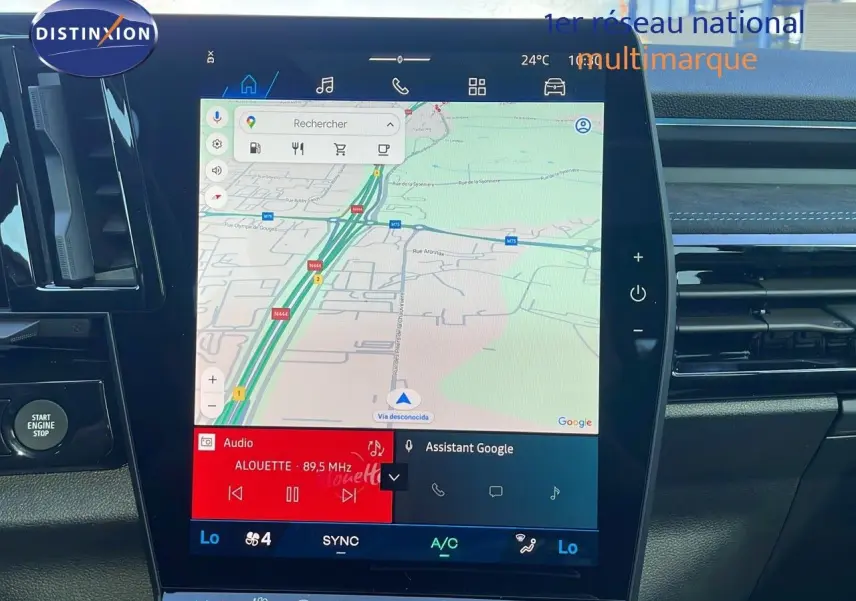 Écran tactile central avec navigation et commandes multimédia dans l'habitacle du Renault Espace blanc nacré 2025.