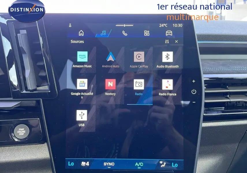 Écran tactile central du tableau de bord du Renault Espace blanc nacré 2025, affichant les options multimédia.