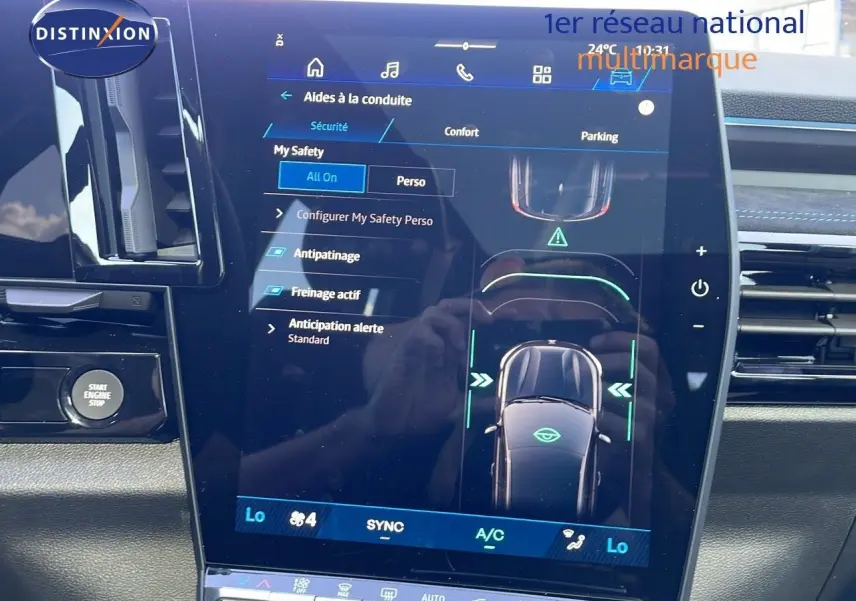 Écran tactile central du Renault Espace blanc nacré 2025 affichant les aides à la conduite et la climatisation.
