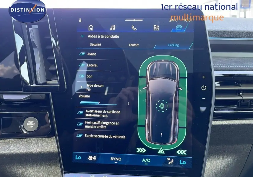 Écran tactile central affichant les aides à la conduite du Renault Espace blanc nacré, vue intérieure du tableau de bord.